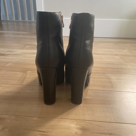 IDIFU - Pointed Toe High Heel Bootie (4" Heel) - Black - Gold Zipper - US 6 - Picture 3 of 4